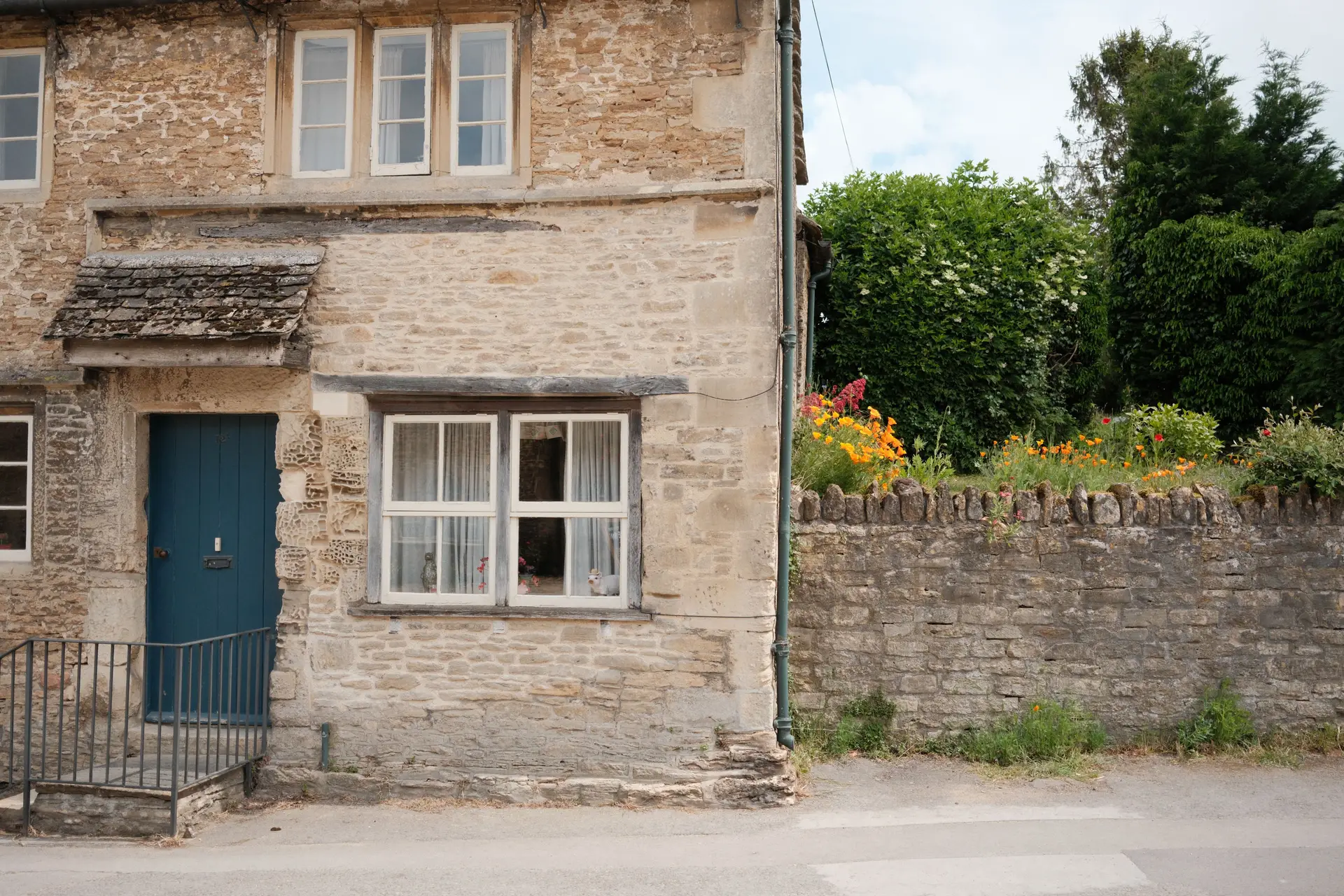 Historic honey-stone Cotswold cottage garden